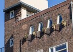 Trapeziumvormige raampjes en ornamenten.
              <br/>
              Marcel Westhoff, maart 2019